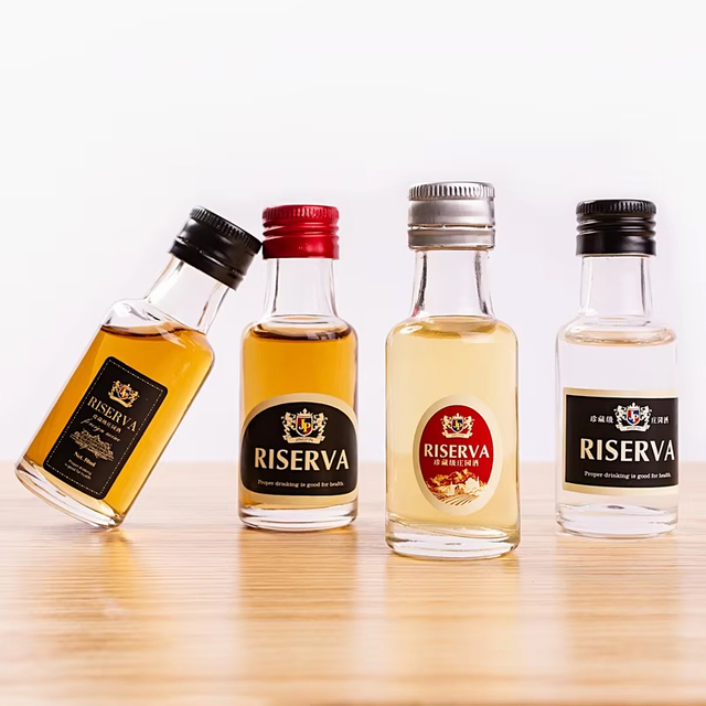 Pequeñas mini botellas de licor de vidrio con tapas