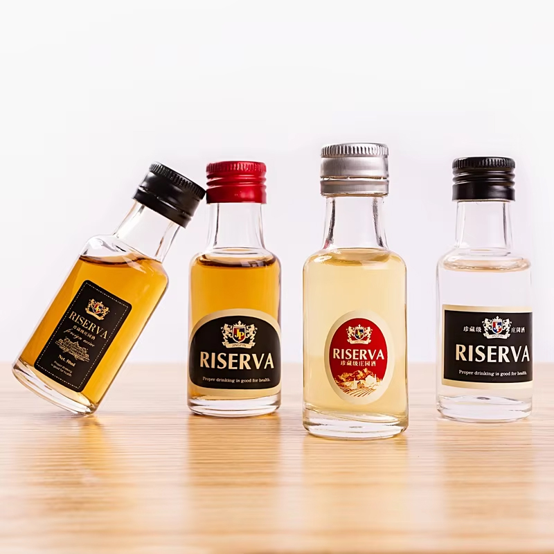 Pequeñas mini botellas de licor de vidrio con tapas