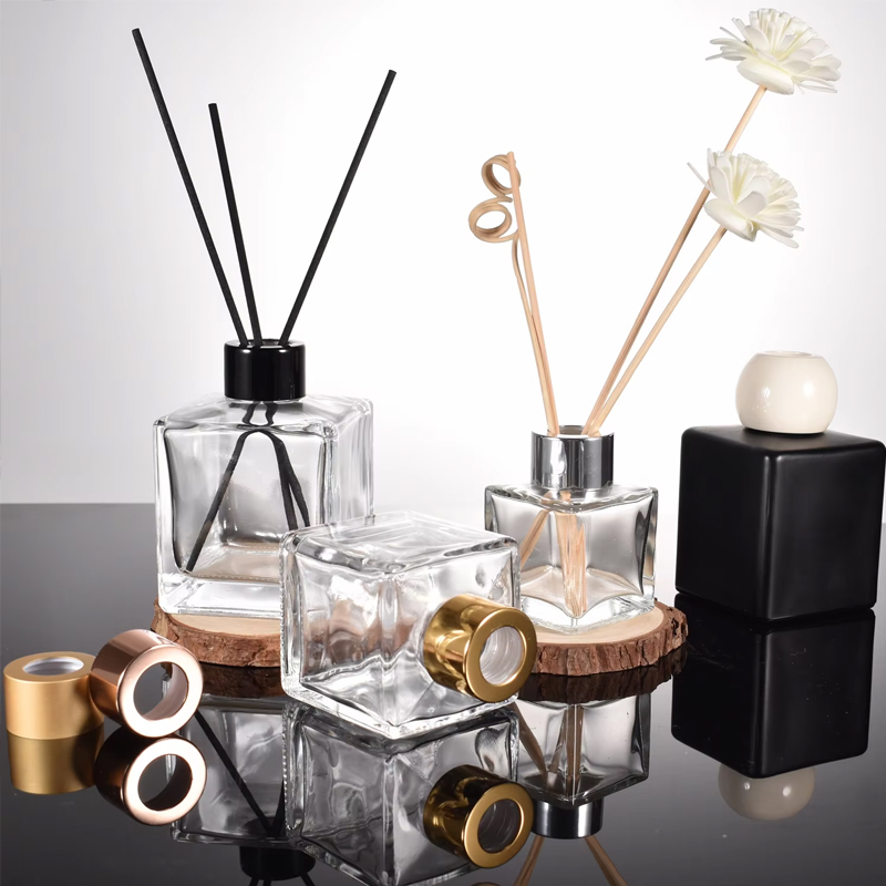 Botella difusora de vidrio de lámina cuadrada con ratán