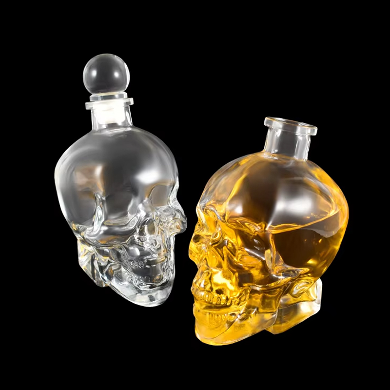 Botellas de cristal de calavera con corcho