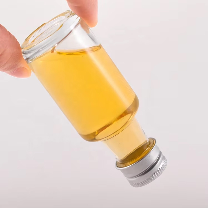Pequeñas mini botellas de licor de vidrio con tapas