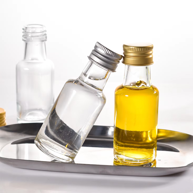 Pequeñas mini botellas de licor de vidrio con tapas