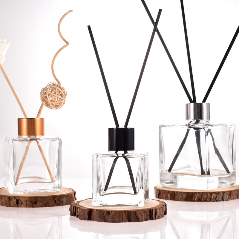 Botella difusora de vidrio de lámina cuadrada con ratán