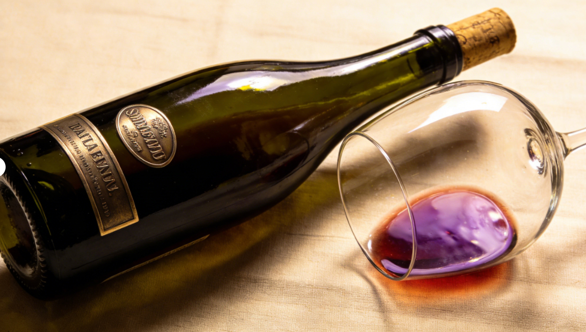 Cómo abrir una botella de vino sin sacacorchos: técnicas profesionales para amantes del buen vino