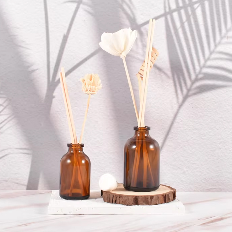 Pequeña botella de cristal ambarina modificada para requisitos particulares del aroma del difusor de láminas de la abertura 30ml 50ml 100ml