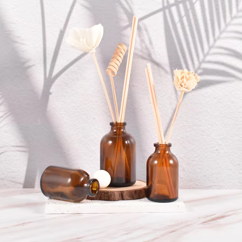 Pequeña botella de cristal ambarina modificada para requisitos particulares del aroma del difusor de láminas de la abertura 30ml 50ml 100ml